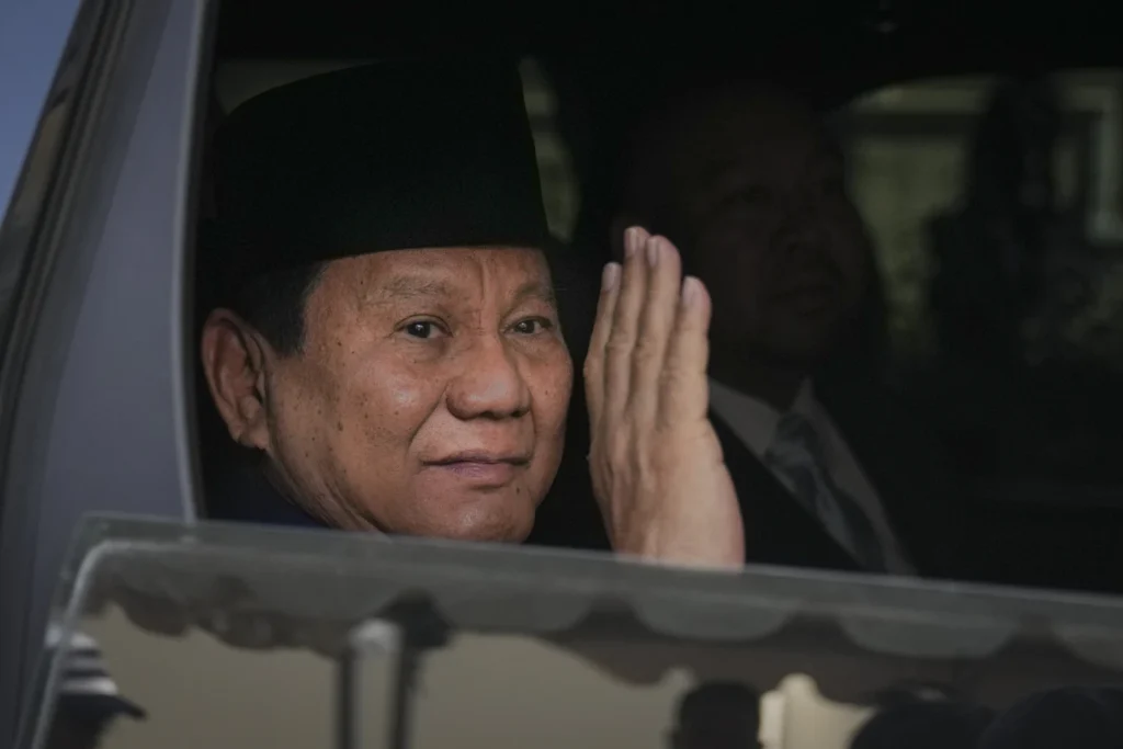 El presidente electo de Indonesia, Prabowo Subianto, saluda a los medios mientras se dirige a la ceremonia de toma de posesión en Yakarta, Indonesia, 20 de octubre de 2024 Foto AP