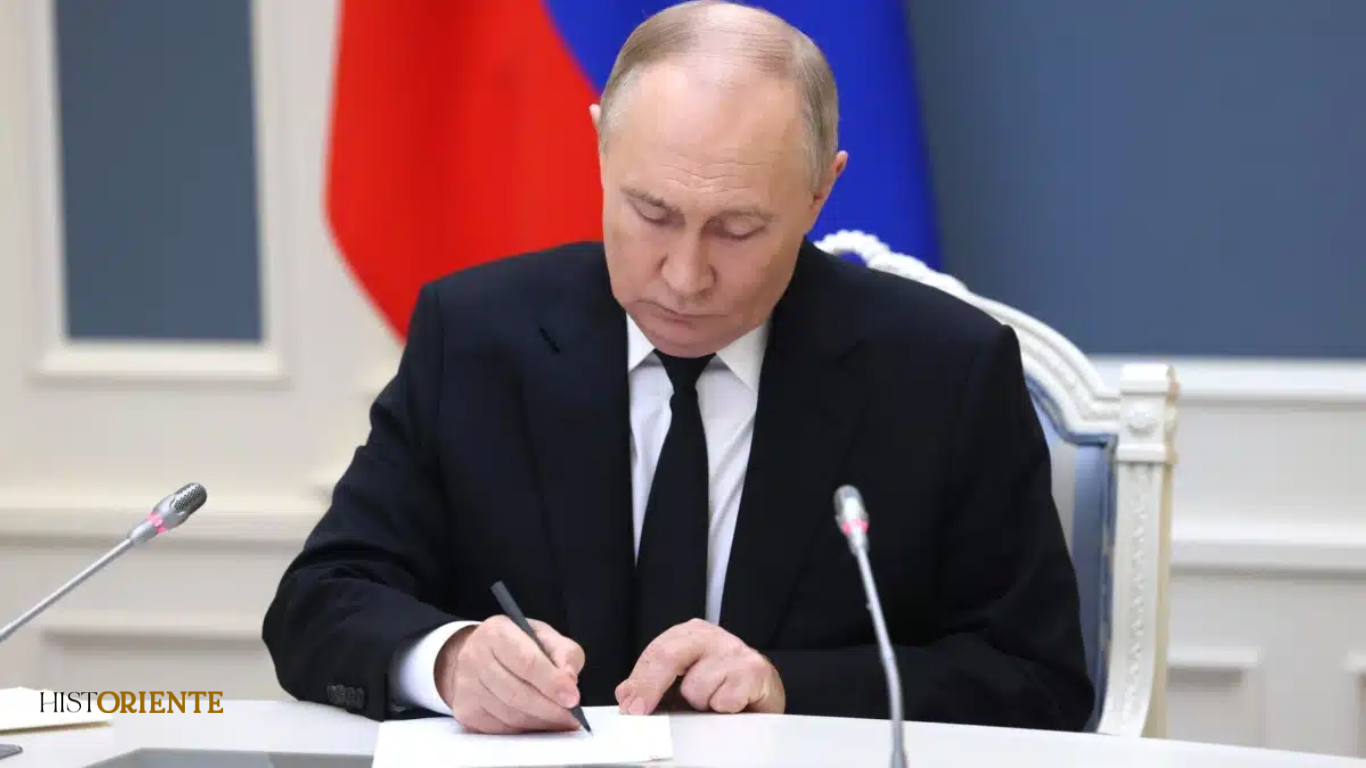 Vladimir Putin firmando un documento oficial en el Kremlin.