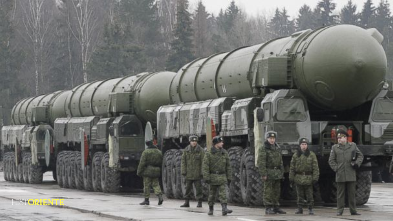 Imagen de un misil balístico intercontinental (ICBM) lanzado por Rusia hacia Ucrania