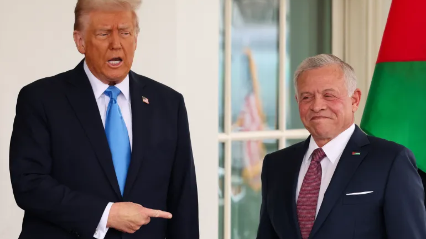 El presidente de Estados Unidos, Donald Trump, se reúne con el rey Abdullah de Jordania en la Casa Blanca en Washington, DC, el 11 de febrero [Kevin Lamarque/Reuters]