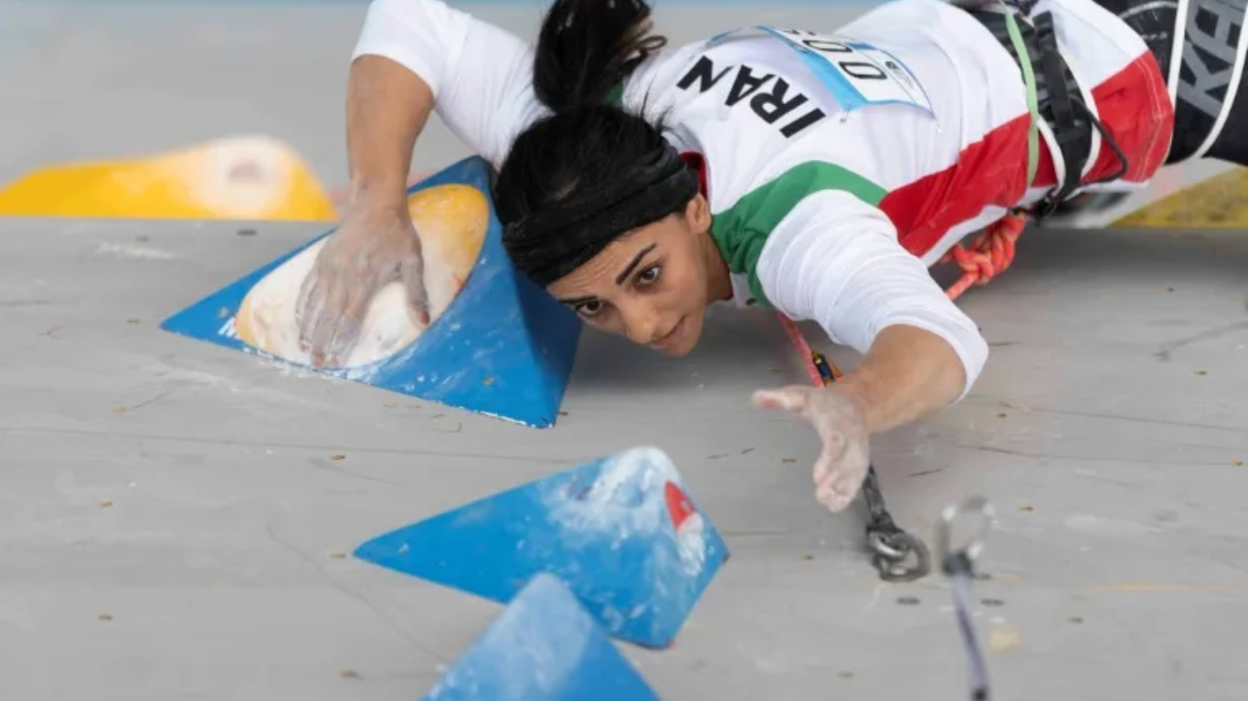 Una imagen divulgada por la Federación Internacional de Escalada muestra a la iraní Elnaz Rekabi compitiendo durante la final del Campeonato de Asia, en Seúl (Rhea Kang) (Rhea Kang/Federación Internacional de Escalada/AFP)