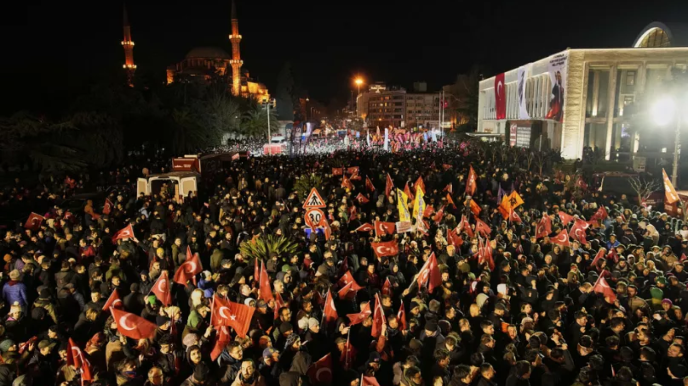 Las protestas en Turquía se han intensificado tras la detención de Ekrem İmamoğlu, alcalde de Estambul y principal rival de Recep Tayyip Erdogan