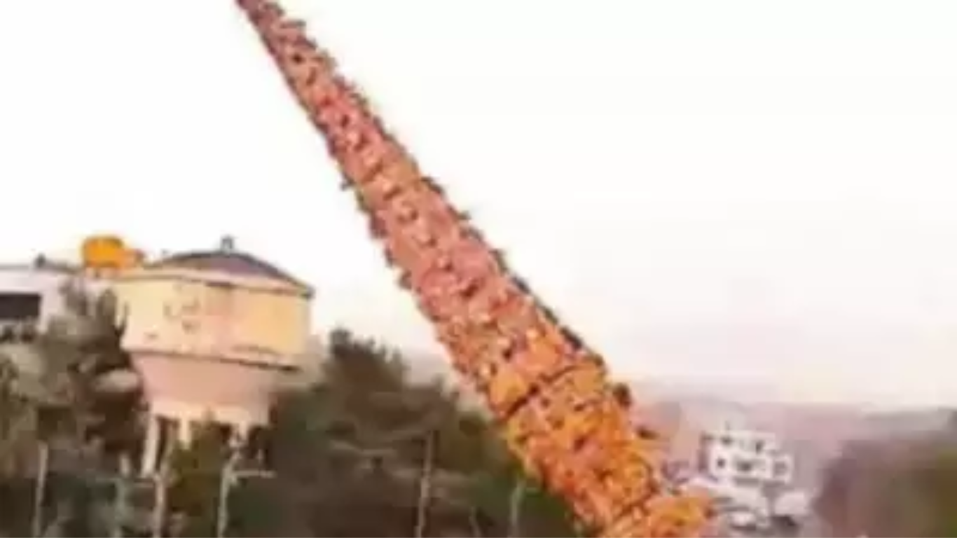 Una celebración religiosa en Karnataka se convirtió en una escena de terror cuando un carro de 30 metros cayó al suelo, matando a dos personas y dejando múltiples heridos