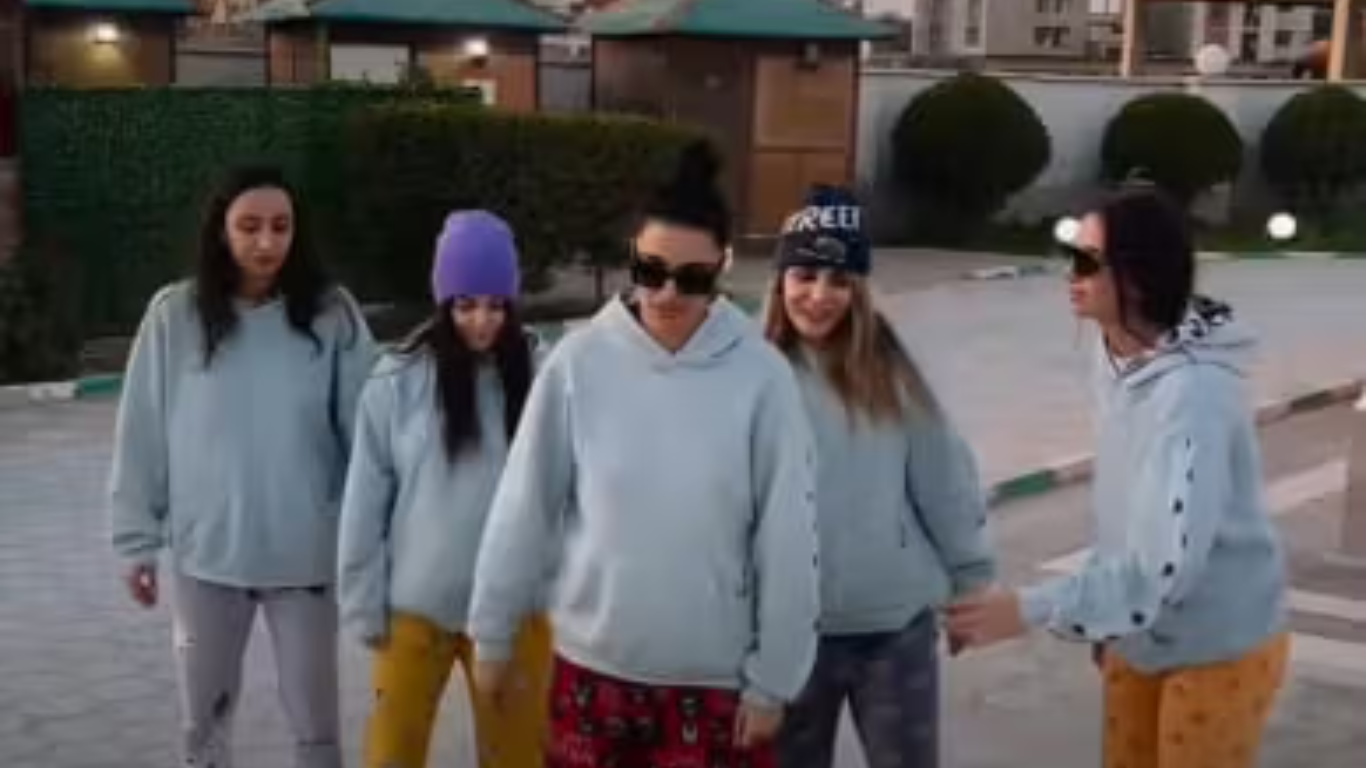 Un breve clip desató la furia de las autoridades. Lo que parecía una expresión espontánea de alegría se convirtió en una acción castigada por los defensores del orden religioso.