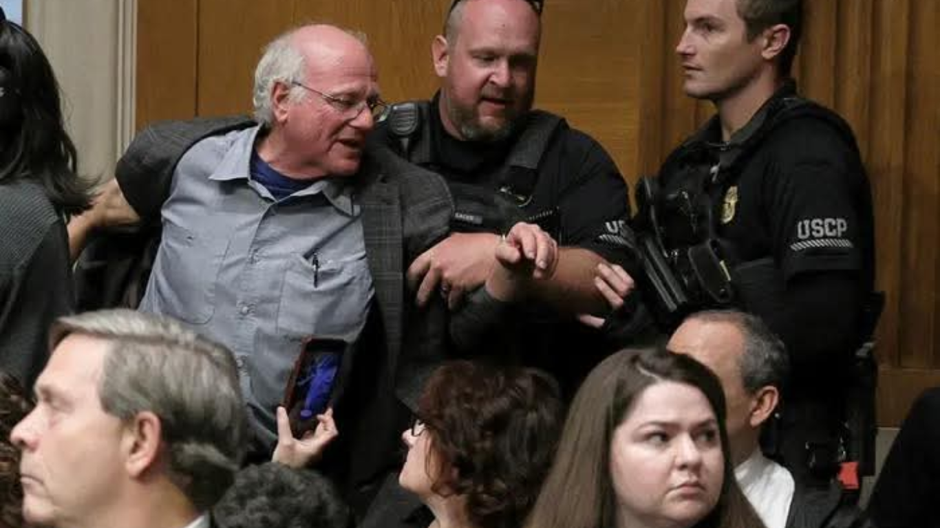 Ben Cohen protesta en el Senado y es arrestado por acusar a EE. UU. de financiar crímenes contra el pueblo palestino