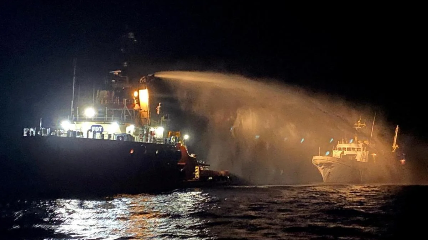 Un remolcador apaga el incendio en el buque 'Conscience' de la Flotilla de la Libertad de Gaza tras el ataque. Reuters