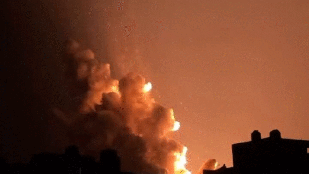 Momento del doble ataque israelí contra escuela Abu Hameesa en Gaza