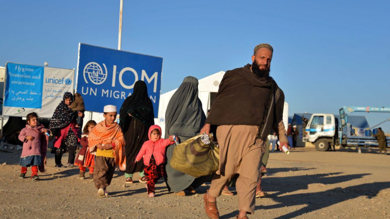La OMI advierte que los afganos deportados de Pakistán necesitan ayuda urgente. La repatriación forzosa agrava la crisis humanitaria.
