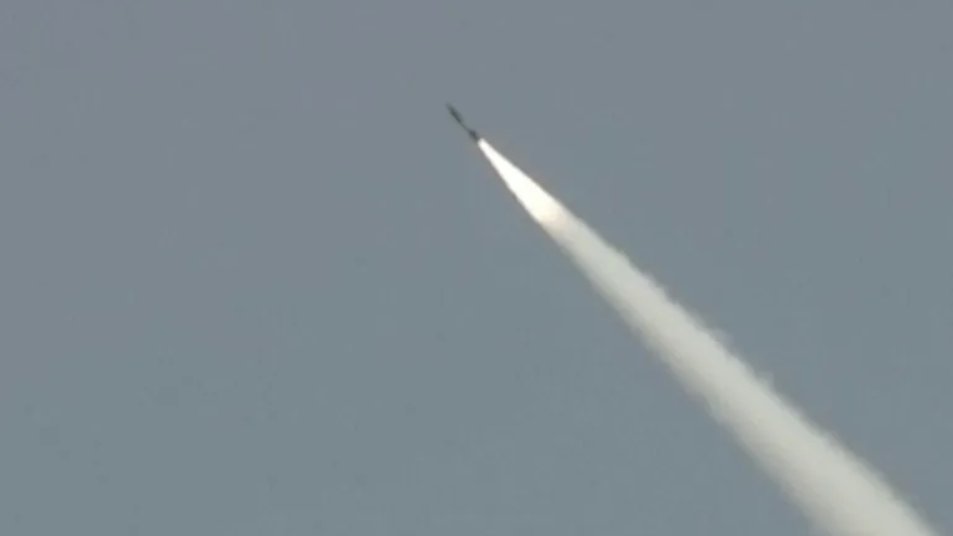 Pakistán prueba el misil Abdali durante maniobras militares, en plena escalada con India tras el ataque en Cachemira