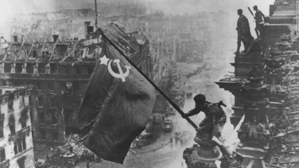 Un soldado flamea la bandera de la Unión Soviética en Berlín, el 30 de abril de 1945