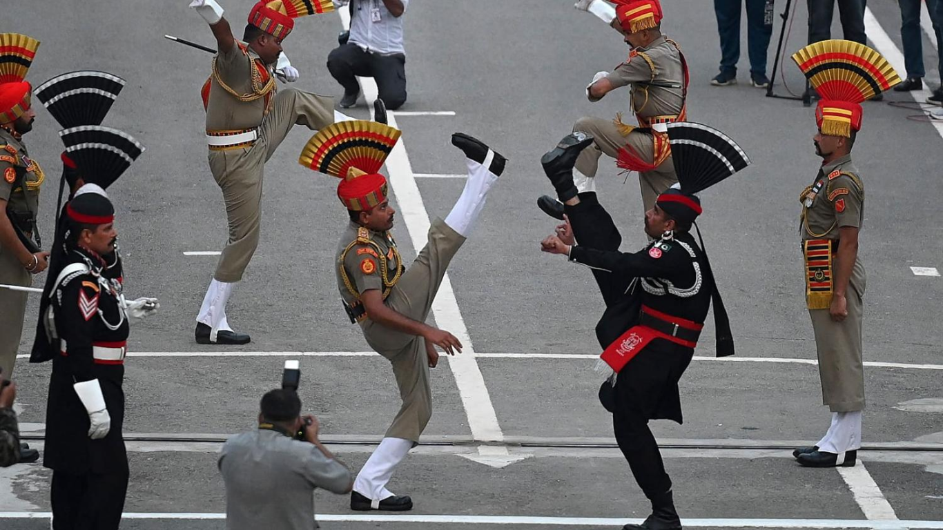 Cambio de guardia en la frontera India-Pakistán se vuelve viral: el ritual militar de Wagah que refleja la rivalidad histórica y la tensión actual