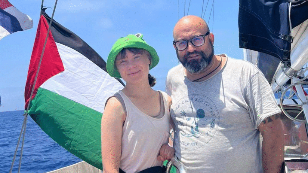 Sergio Toribio junto a Greta Thunberg en el barco Madleen