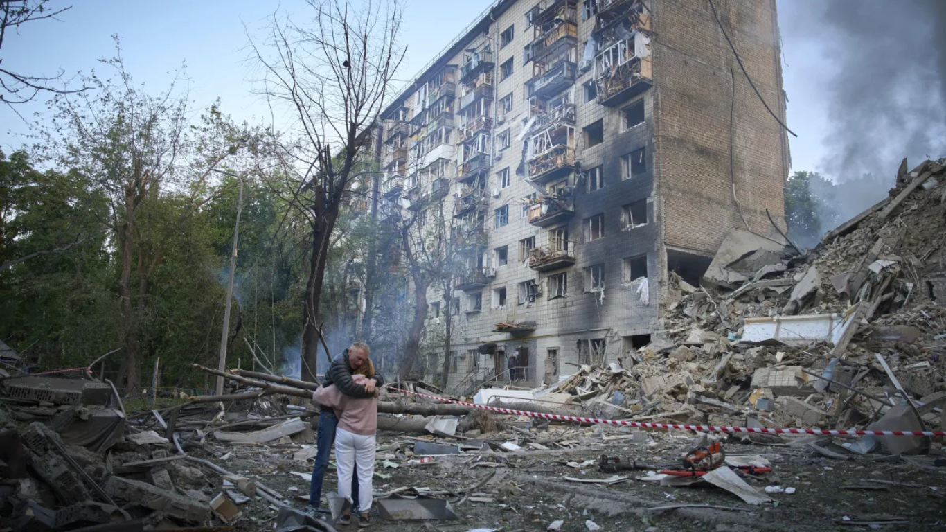 Ataques rusos durante la noche dejan 15 muertos en Kiev mientras dormían