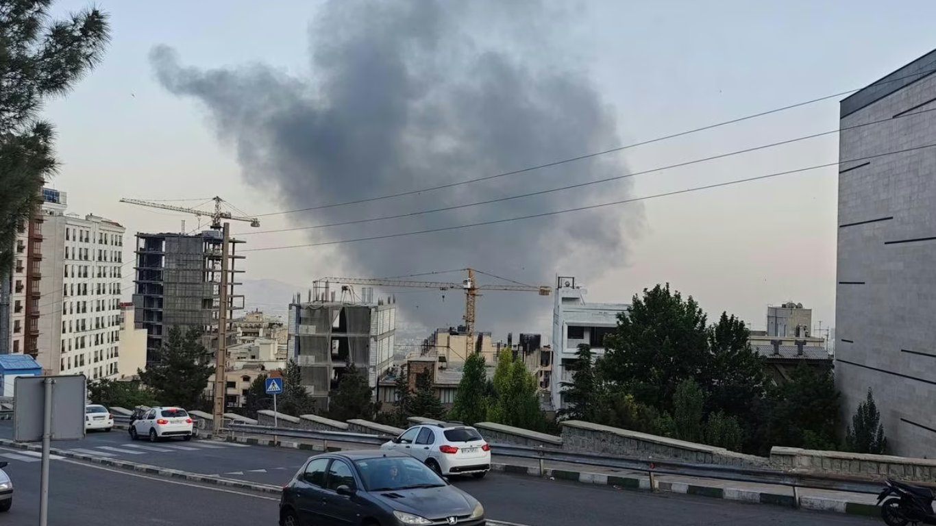 La Federación Internacional de Periodistas (IFJ) condenó el ataque israelí a la emisora iraní, calificándolo como posible crimen de guerra. La organización exige justicia internacional para los periodistas muertos.