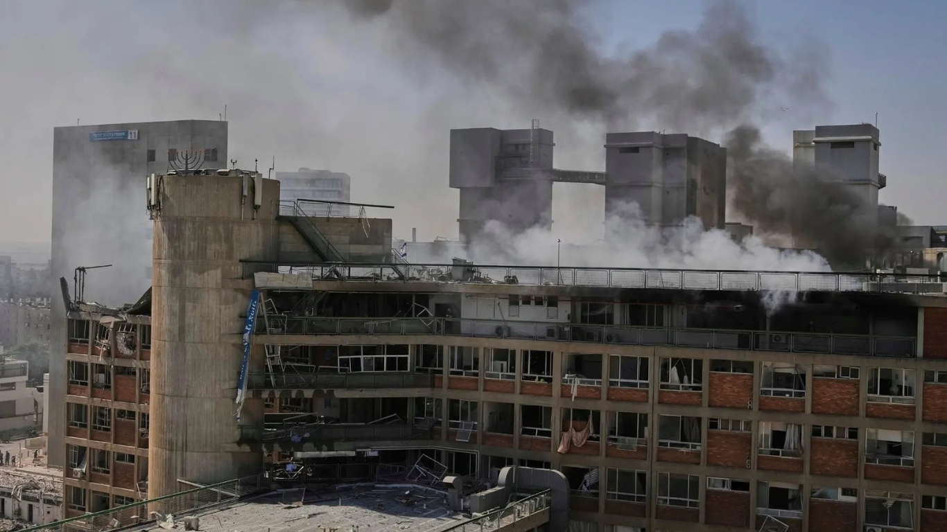 Un misil lanzado desde Irán impactó el hospital Soroka en Be’er Sheva, al sur de Israel, dejando al menos 47 personas heridas. Irán afirma que el objetivo era una base militar cercana, no una instalación médica.