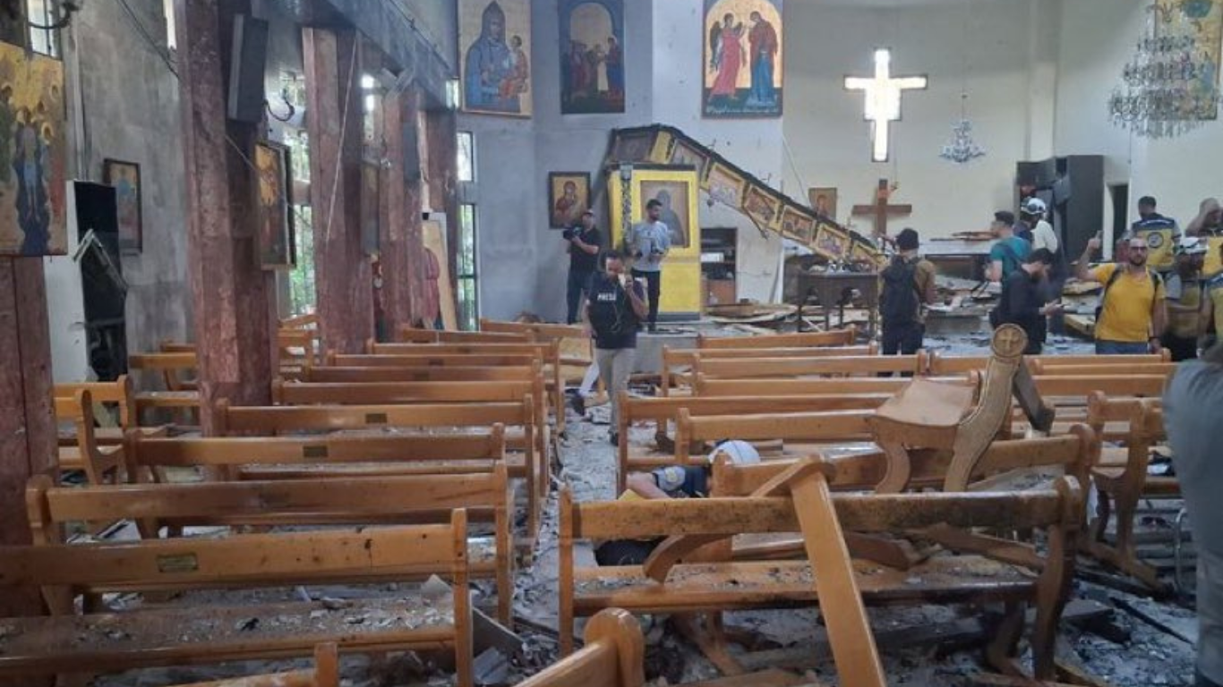 Un atacante suicida se hizo estallar dentro de una iglesia de Siria en Dweil’a, cerca de Damasco, matando al menos a 13 personas e hiriendo a más de 5