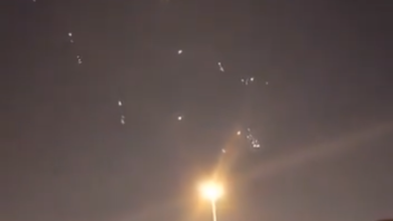 Toma de captura de video donde muestra los misiles iraníes en el cielo de Qatar