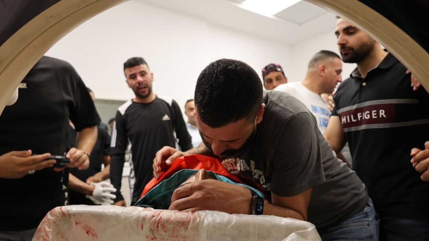 Más de 100 palestinos murieron en las últimas 24 horas por bombardeos israelíes sobre Gaza, mientras colonos armados, bajo protección militar, asesinaron a palestinos en Cisjordania. La violencia sistémica continúa impune