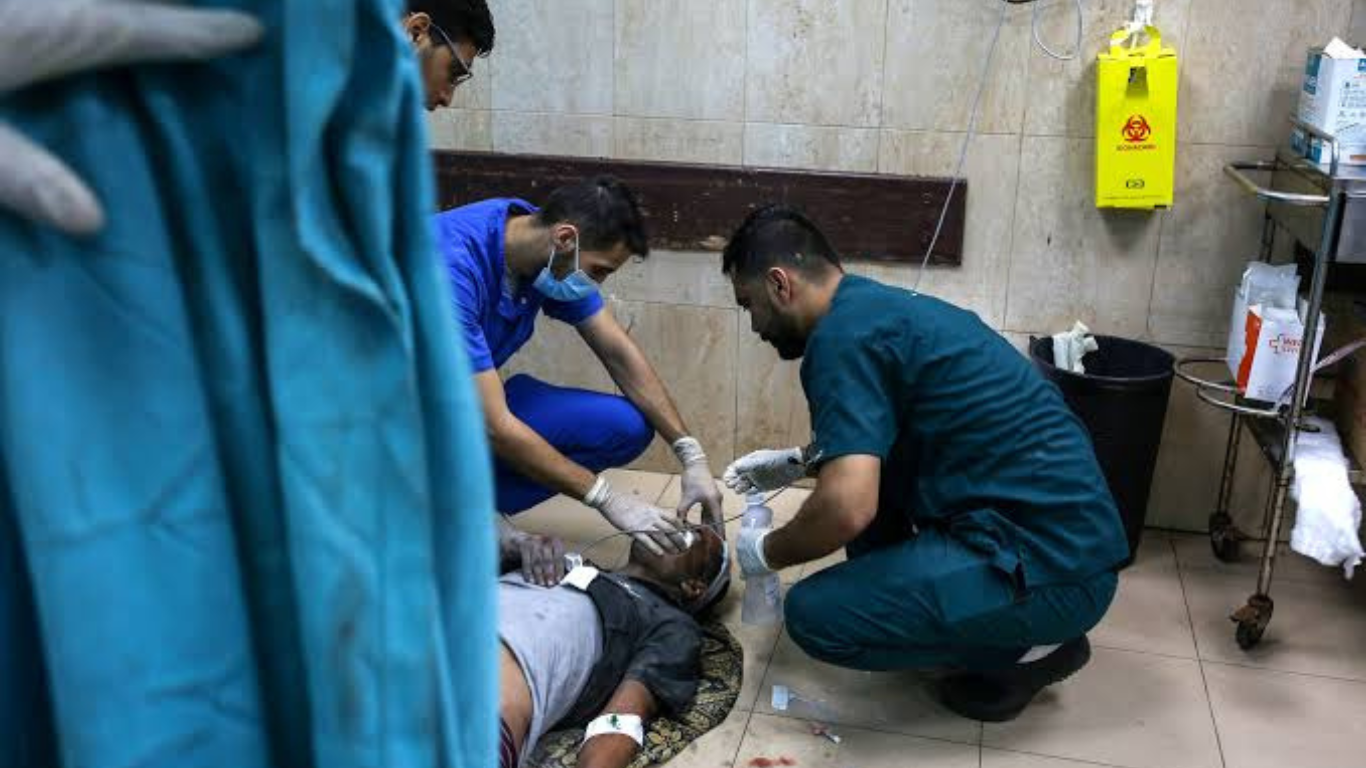 La UNRWA alerta que la crisis de combustible en la Franja de Gaza está al borde de paralizar los servicios médicos esenciales, poniendo en riesgo la vida de miles de palestinos.