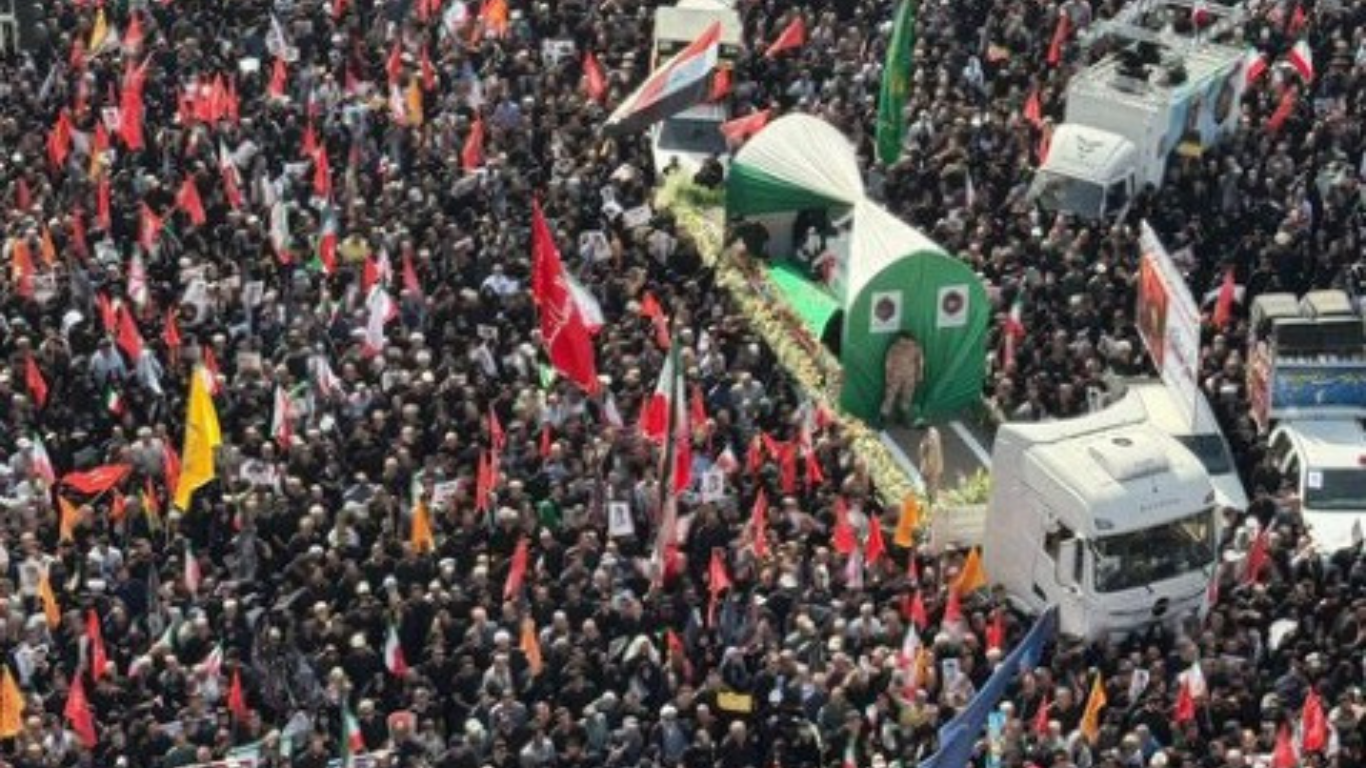 El Estado iraní honra a 60 fallecidos en funeral, incluidos altos mandos del IRGC y expertos nucleares, tras una de las ofensivas más letales desde la guerra con Irak.