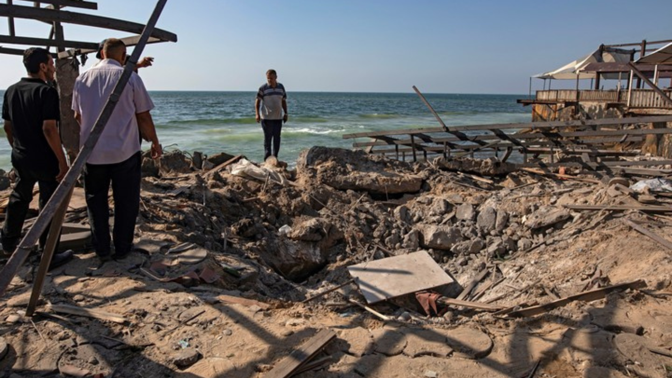 Ataque aéreo israelí deja 30 muertos en Café Al-Baqa de Gaza que ofrecía acceso a Internet y refugio a desplazados