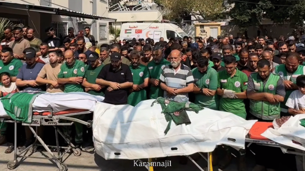 Colegas paramédicos y periodistas despiden a los cuatro palestinos asesinados