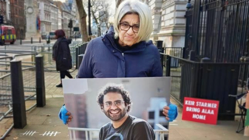 Laila Soueif, madre de Alaa Abdel Fattah, protesta afuera de la embajada en Inglaterra