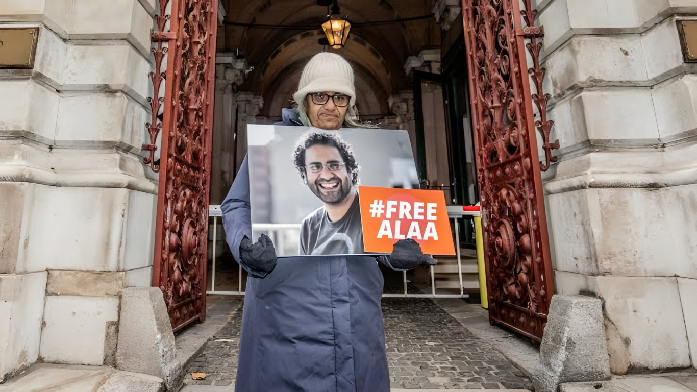 Laila Soueif, matemática y activista egipcia, está hospitalizada en Londres luego de más de ocho meses de huelga de hambre para exigir la liberación de su hijo, Alaa Abdel Fattah, un reconocido preso político en Egipto