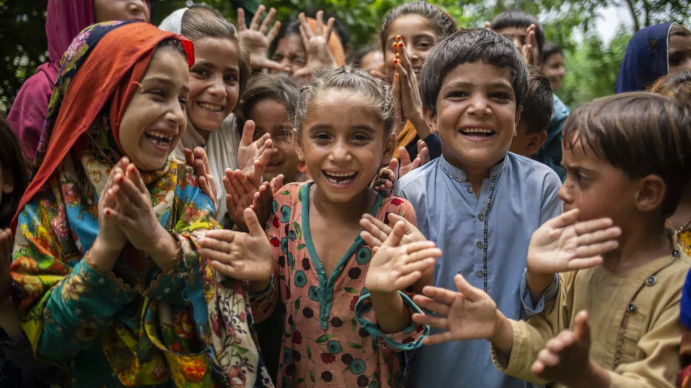 Pakistán prohíbe el matrimonio infantil y castiga como 'delito sexual' la convivencia entre adultos y menores: una ley sin precedentes que podría transformar el destino de miles de niñas
