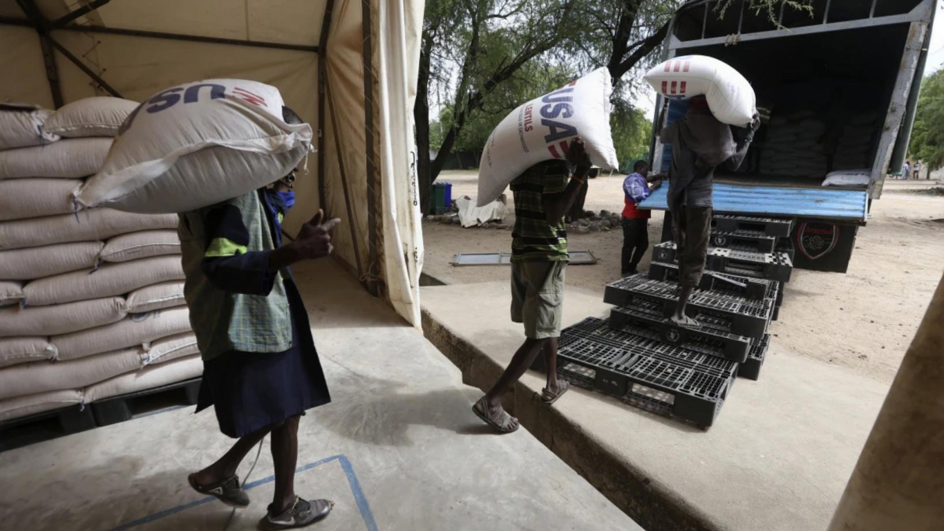 La reducción de raciones alimentarias en el campo de refugiados de Kakuma, Kenia, tras recortes de ayuda estadounidense, ha incrementado la desnutrición y la vulnerabilidad de más de 300,000 personas