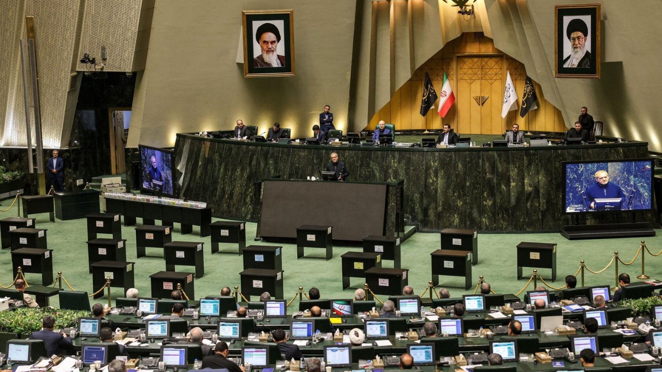 El Parlamento de Irán aprobó una iniciativa que condiciona futuras inspecciones del OIEA a la autorización del Consejo Supremo de Seguridad Nacional