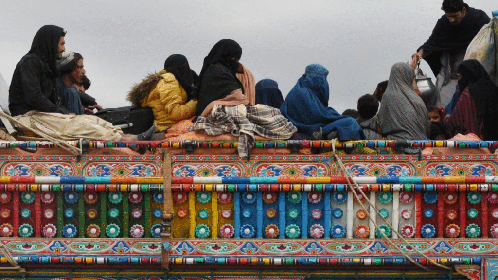 Más de 1,2 millones de afganos han sido forzados a regresar desde Irán y Pakistán en lo que va de 2025, según la ONU, que alerta que estas deportaciones masivas agravan la ya crítica situación humanitaria en Afganistán, especialmente para mujeres y niñas