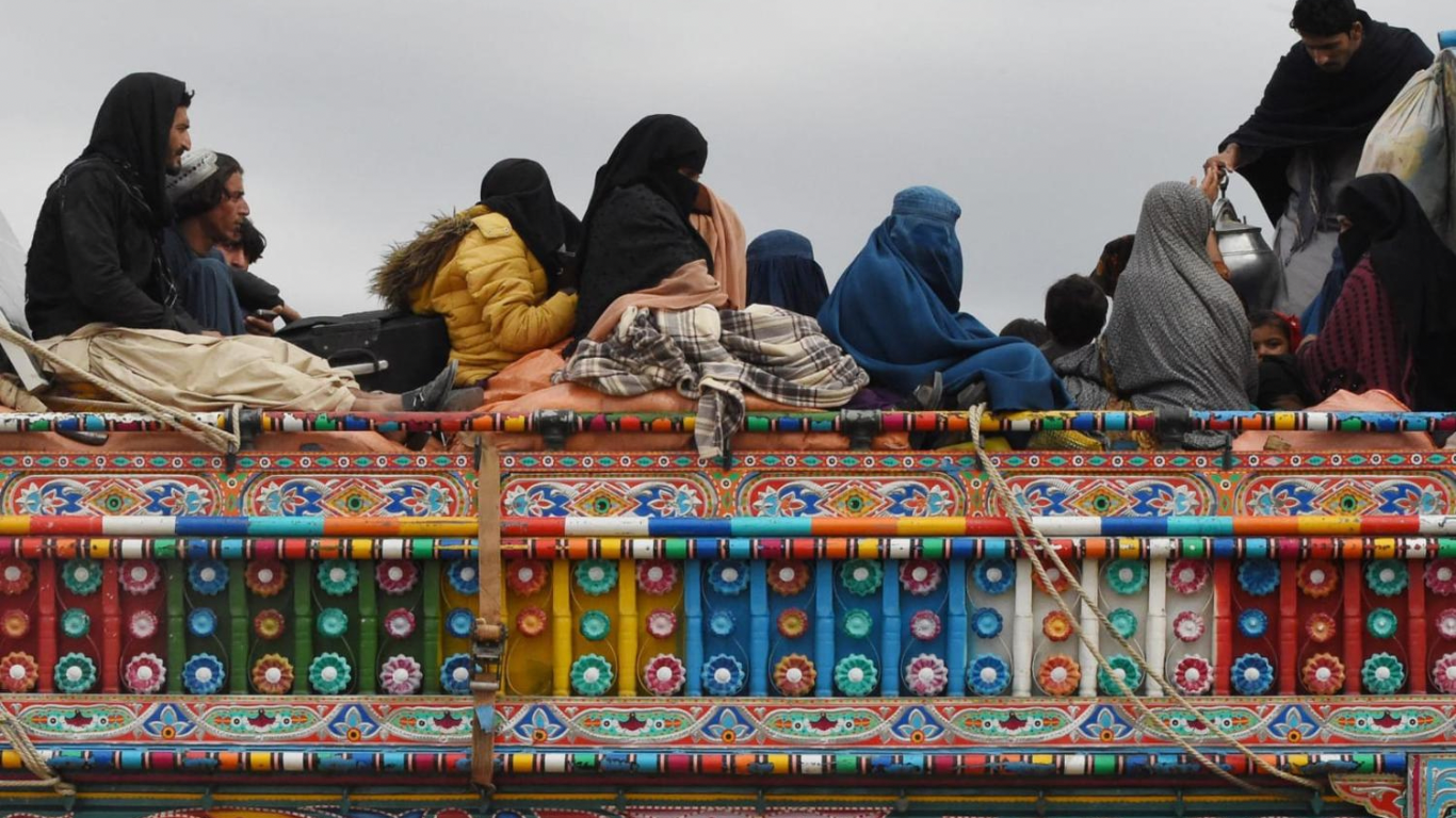 Más de 1,2 millones de afganos han sido forzados a regresar desde Irán y Pakistán en lo que va de 2025, según la ONU, que alerta que estas deportaciones masivas agravan la ya crítica situación humanitaria en Afganistán, especialmente para mujeres y niñas