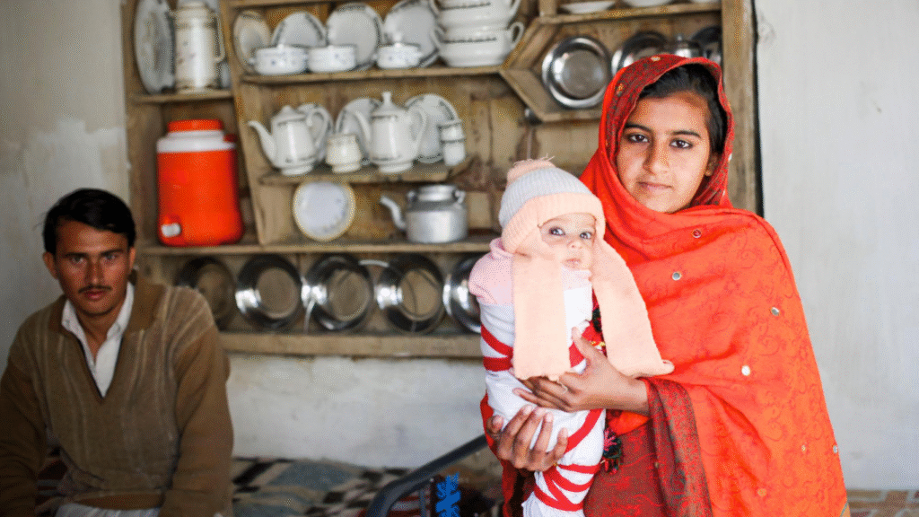 Sobia, una niña pakistaní, fue víctima del matrimonio infantil al casarse a los 13 años. Apenas un año después, a los 14, se convirtió en madre