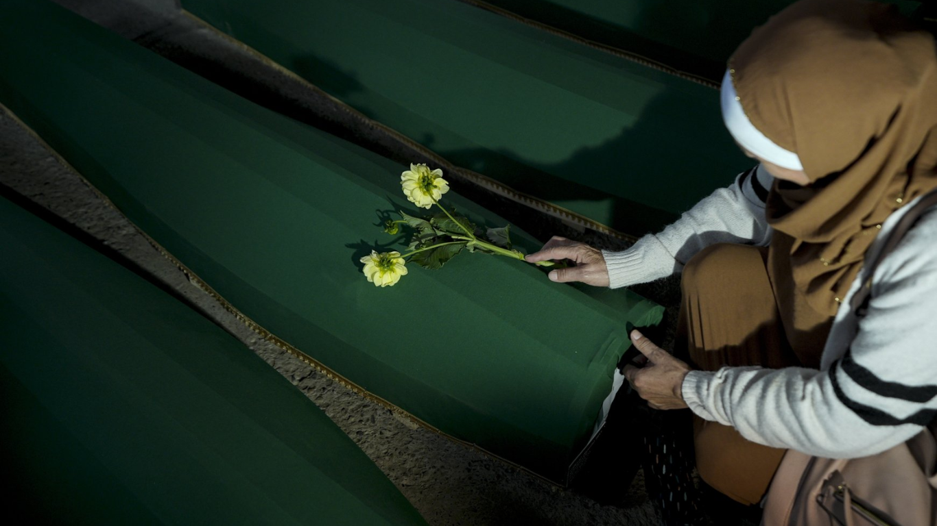 30 años del genocidio de Srebrenica siete nuevas víctimas del genocidio son enterradas
