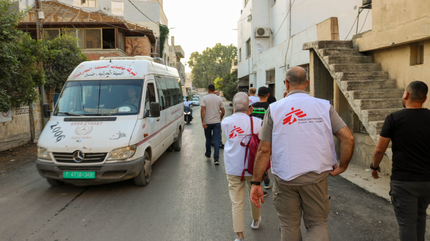Evacuan a 9 niños palestinos de Gaza para cirugía reconstructiva en Jordania