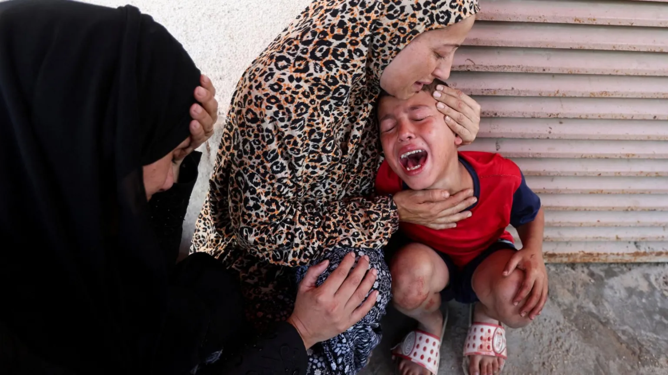 Al menos 15 palestinos, incluidos nueve niños, murieron en un bombardeo israelí mientras hacían fila para recibir ayuda humanitaria en Deir al-Balah. UNICEF condena el ataque como “atroz”.
