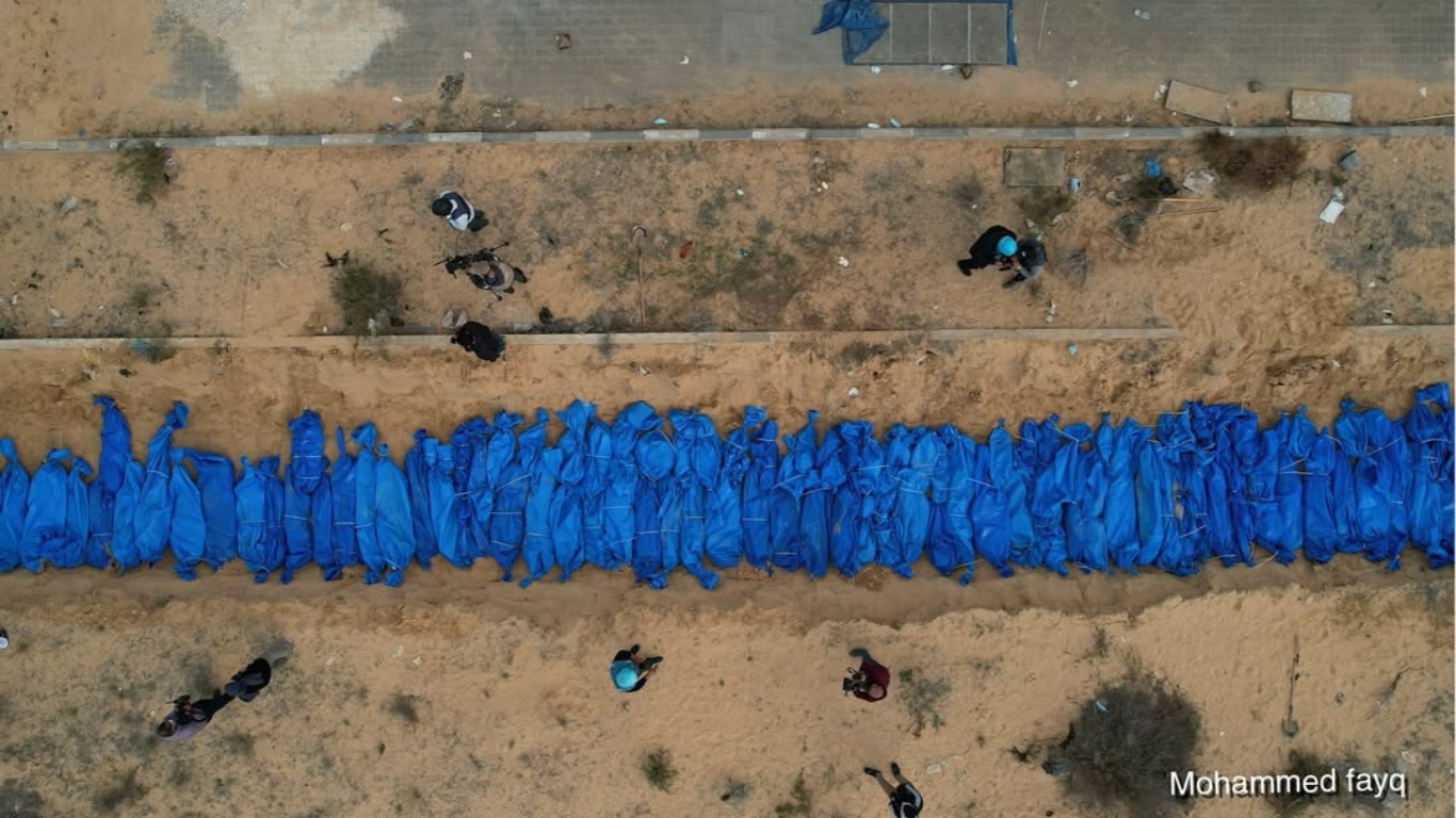 Las fuerzas israelíes profanaron tumbas y exhumaron cadáveres palestinos en Khan Younis