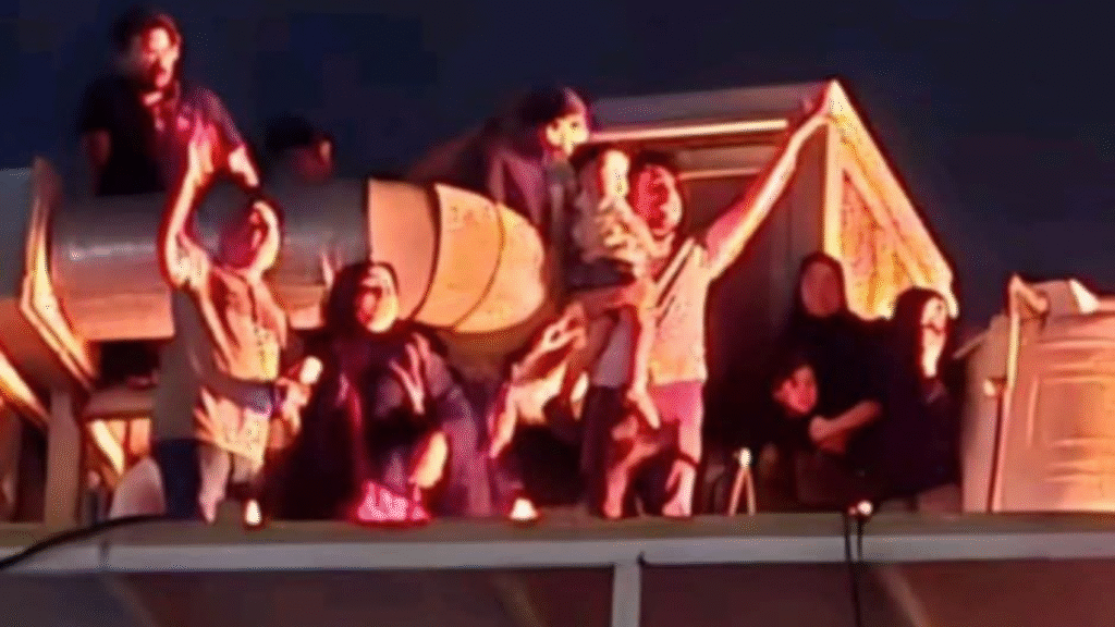 Civiles iraquíes atrapados en el incendio del hipermercado Corniche en Al-Kut, Irak, piden auxilio desesperado desde el techo del edificio