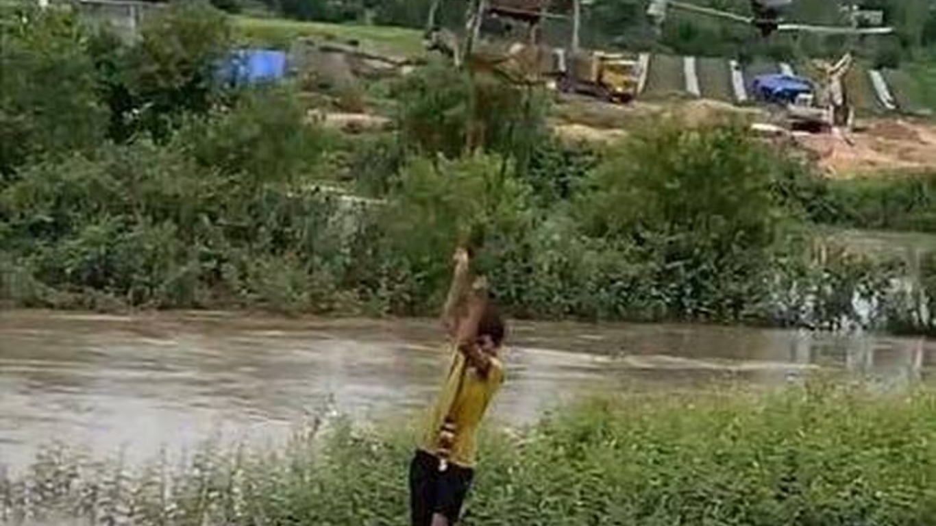 En un acto heroico, un agricultor usó su dron agrícola para evacuar a dos menores atrapados en una isla que se hundía. El caso ilustra la vulnerabilidad de comunidades rurales ante desastres naturales.