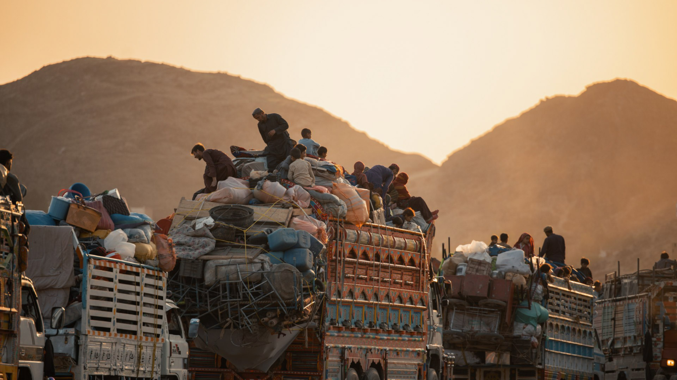 Desde principios de junio, miles de afganos han cruzado la frontera hacia Afganistán tras órdenes de salida forzada. El retorno masivo agrava la crisis humanitaria y pone en riesgo sus derechos.