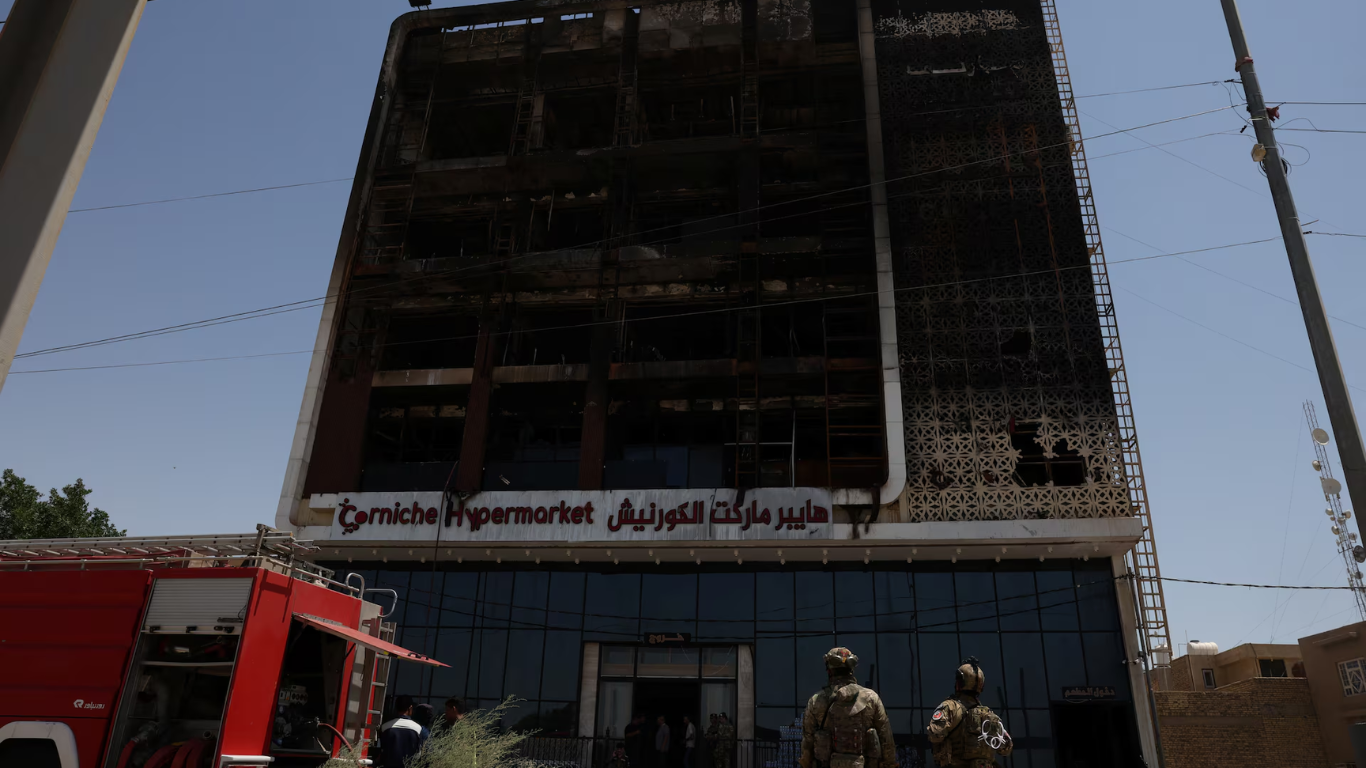 Exterior del hipermercado Corniche en Al-Kut, Irak, tras incendio devastador