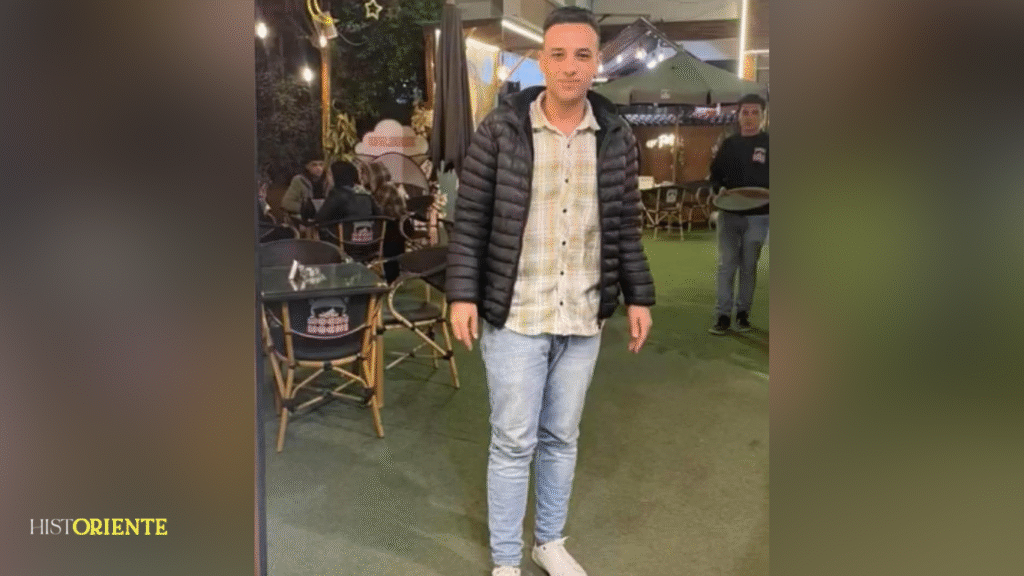 Ayman Sabry, un joven de 21 años, fue detenido y trasladado a la comisaría de Belqas, donde, según denuncias de su familia y organizaciones de derechos humanos, fue torturado y electrocutado. Las autoridades informaron que falleció por “fatiga repentina y paro cardíaco”.