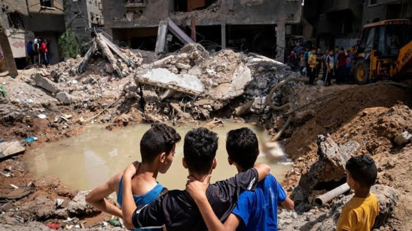 El brote de meningitis en Gaza afecta a cientos de niños en medio del colapso del sistema de salud gazatí. La falta de antibióticos, el asedio militar y los ataques a hospitales agravan la crisis humanitaria
