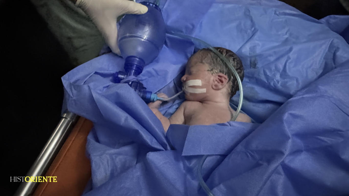 bebé palestina rescatada tras un ataque aéreo israelí que mató a su madre embarazada, murió horas después en una incubadora. Médicos palestinos intentaron salvarla, pero llegó en estado crítico. Su historia refleja la infancia robada por los bombardeos en Gaza