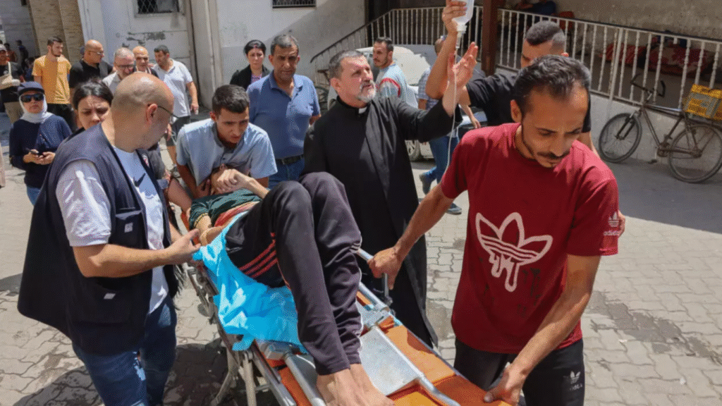 Palestinos que resultaron heridos en un ataque israelí contra la iglesia católica de Gaza reciben tratamiento en el hospital Arab Ahli vía AFP