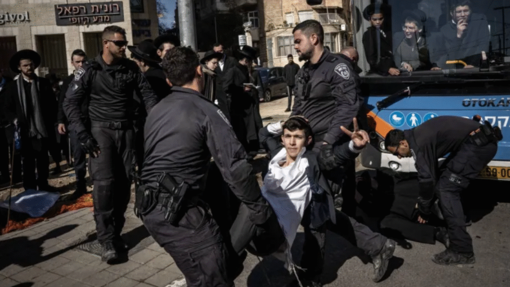 Judíos ultraortodoxos bloquean carreteras en Jerusalén y desafían al gobierno de Netanyahu por imponerles el servicio militar