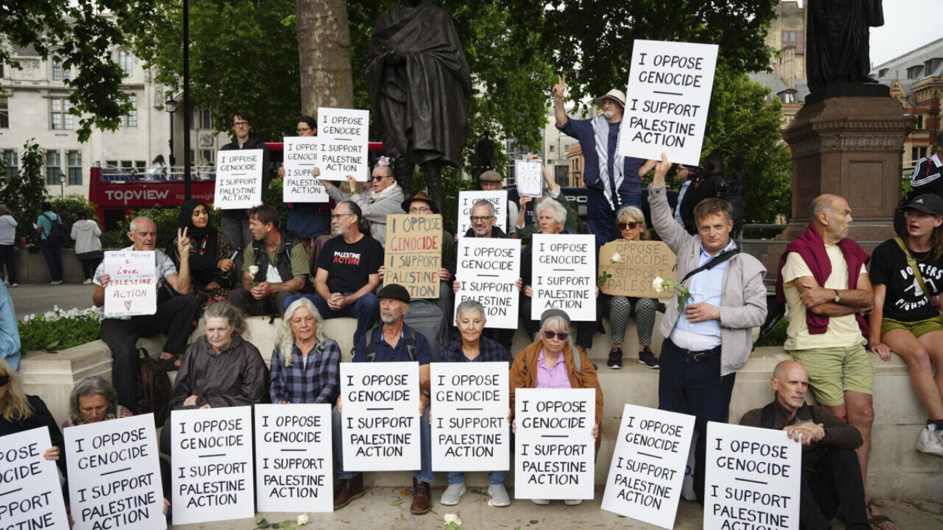 Bajo la Ley de Terrorismo, la Policía Metropolitana detuvo a manifestantes pacíficos, en su mayoría adultos mayores, frente al Parlamento británico tras la proscripción del grupo Palestine Action