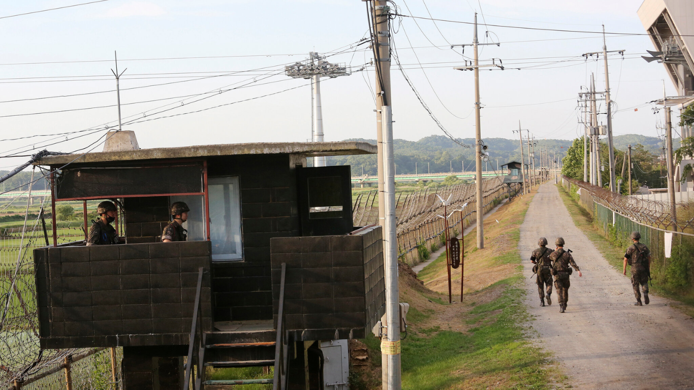 norcoreano cruzó la frontera entre Corea del Norte y Corea del Sur a través de la Zona Desmilitarizada y fue detenido por militares surcoreanos. El caso está siendo investigado por las autoridades para determinar sus motivos