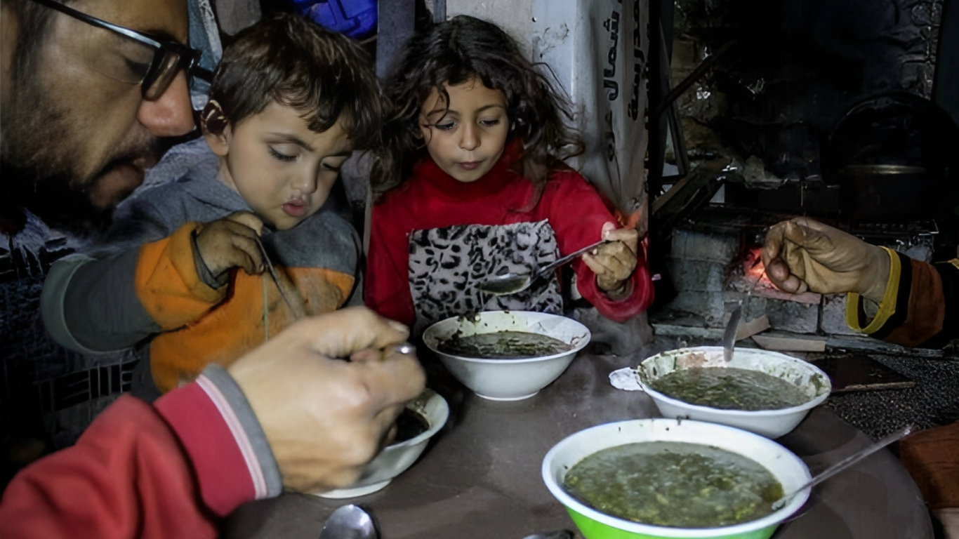 La crisis humanitaria en Gaza se agrava: palestinos comen hojas, hierbas y restos de cultivos para sobrevivir ante el bloqueo israelí que impide el ingreso de alimentos y medicinas.